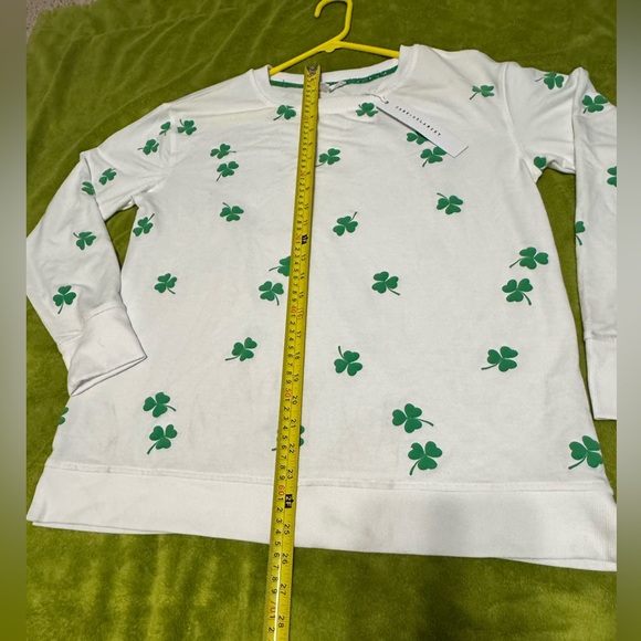 Jane + Delancey St.Patricks Day White Crew Neck Sweatshirt w/ Green Clover Sz M - Picture 5 of 11
